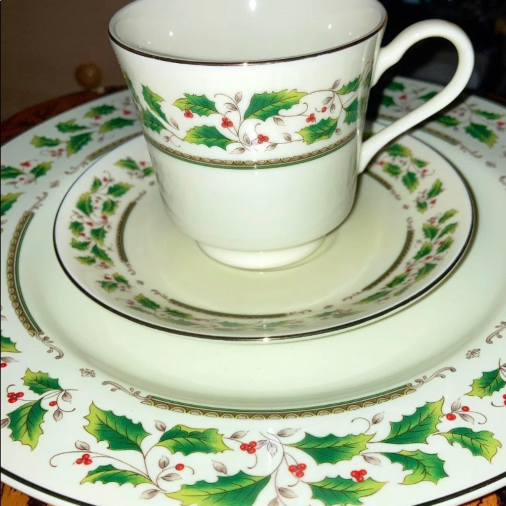 Home For The Holidays  12 Piece Dinner Set NEVER Been Used!